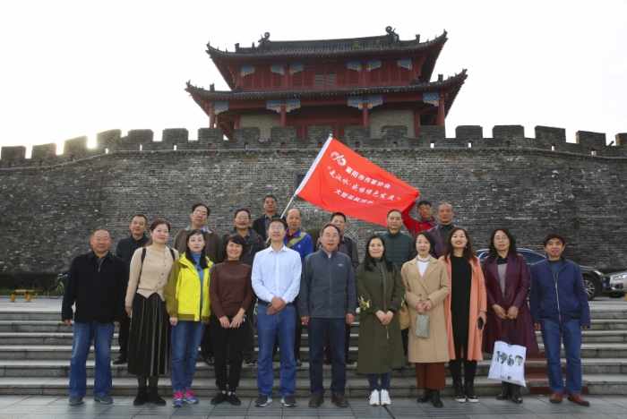 ２０２０年襄陽作家走漢水大型采風活動在漢江襄陽出發，襄陽市文聯領導前來送行并贈旗。