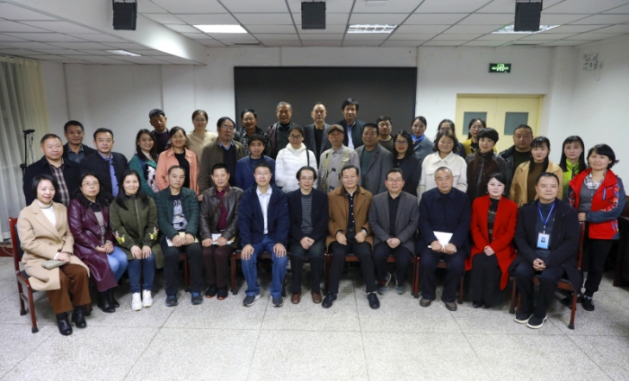 襄陽作家采風團與陜西漢中市作家交流合影