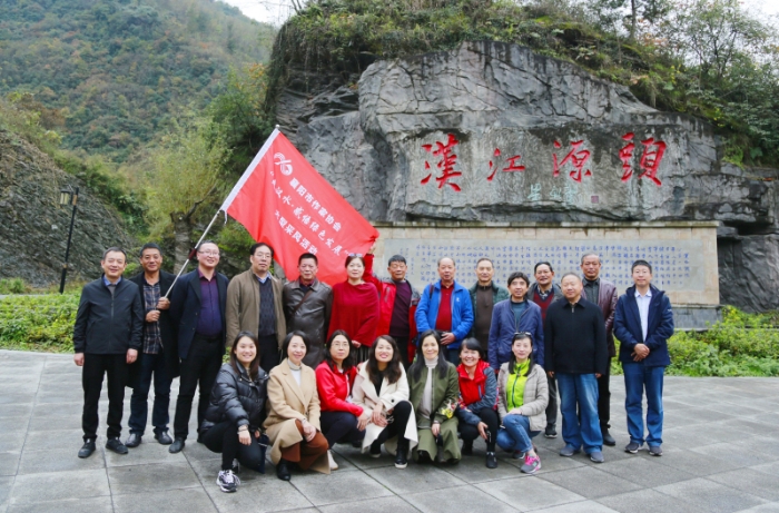 襄陽作家在漢水源頭陜西漢中市寧強縣合影