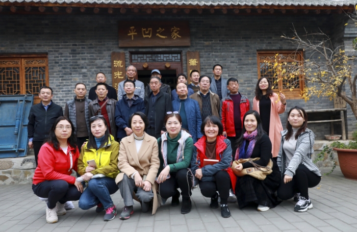 襄陽作家在著名作家賈平凹老家門前合影