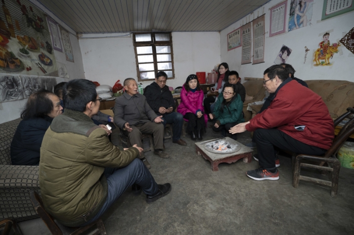 參加采風(fēng)的作家們與本土鄉(xiāng)民進(jìn)行交流