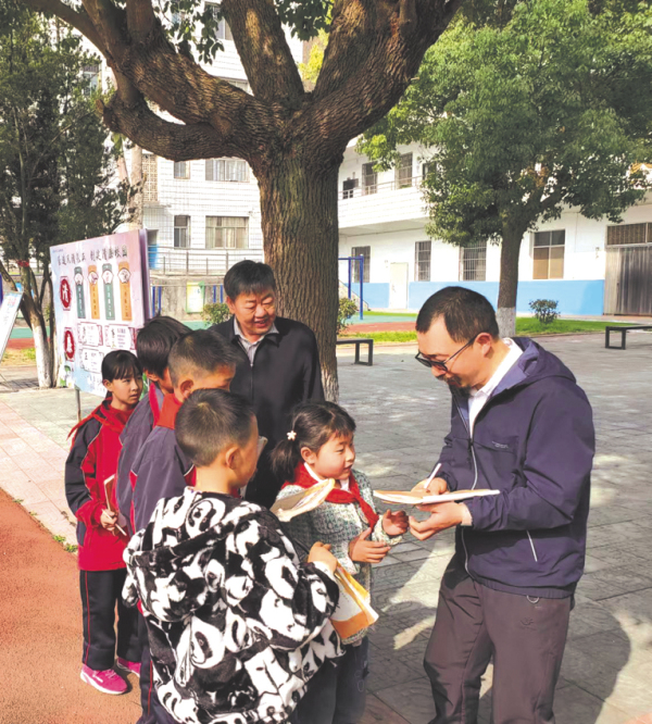 2023年3月荊楚“紅色文藝輕騎兵”到十堰丹江口市牛河林區九年一貫制學校開展“文學進校園”活動