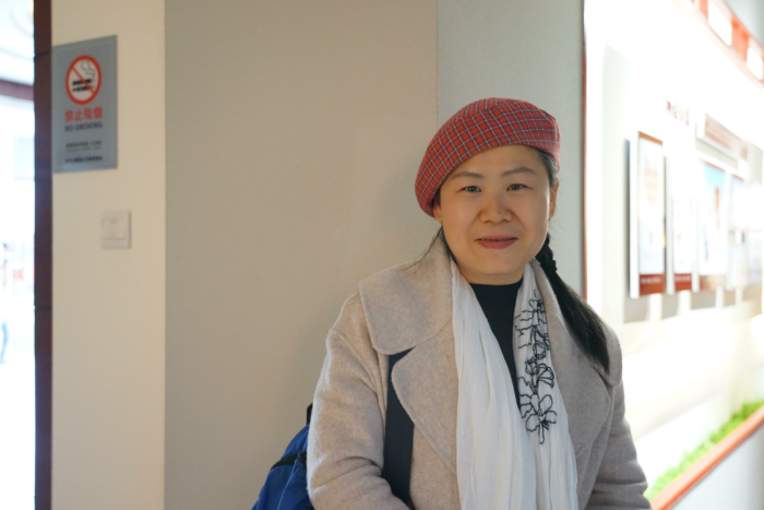 作者簡介：  郭海燕，生于湖北浠水縣。國家二級作家，中國作協(xié)會員，湖北省作協(xié)全委會委員，武漢作協(xié)簽約作家。曾獲評2020年度武漢文藝“突出人才”稱號；入選湖北省文聯(lián)中青年優(yōu)秀文藝人才庫、省宣傳文化人才培養(yǎng)工程“七個一百”項目（文學類）。小說先后榮獲湖北省第九屆“屈原文藝獎”優(yōu)秀作品獎，湖北省第五屆、六屆楚天文藝獎文學一等獎等。出版小說集《理想國》《單雙》《掌心里的風》，紀實作品集《此情可待——我的非虛構現(xiàn)場》。發(fā)表長篇非虛構《粹紅——陳毅粟裕鐵血詩情錄》（第一部）。現(xiàn)供職《芳草》雜志社。